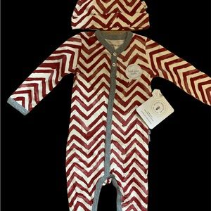 NWT Burt’s Bees organic onesie/red chevron with matching hat 6-9 months